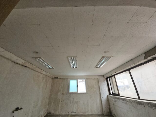 마감이 완료된 천장과 조명 기구가 설치된 실내