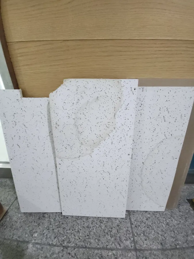 교체용으로 준비한 흰 텍스 패널 여러 장