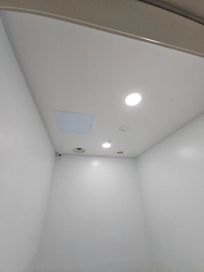 철거·재시공 후 흰 마감과 매입등이 정리된 방 천장