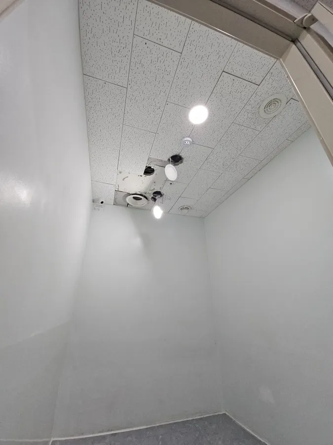텍스가 일부만 남아 있고 새 마감과 조명 배선이 정리 중인 천장